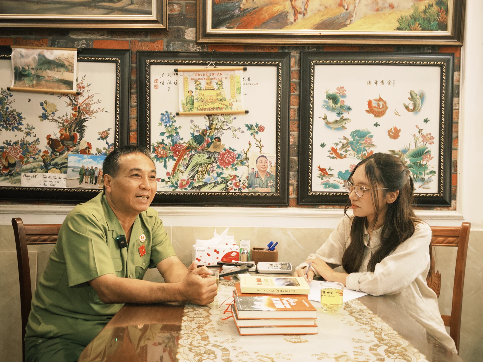 Một lá thư viết tay đã ngả vàng theo năm tháng.